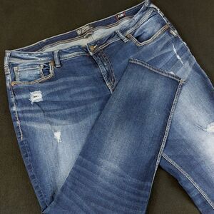 Silver Boyfriend Mid Rise Slim Leg Jeans 22x29 (Fit 43x30.5) Blue Distressed